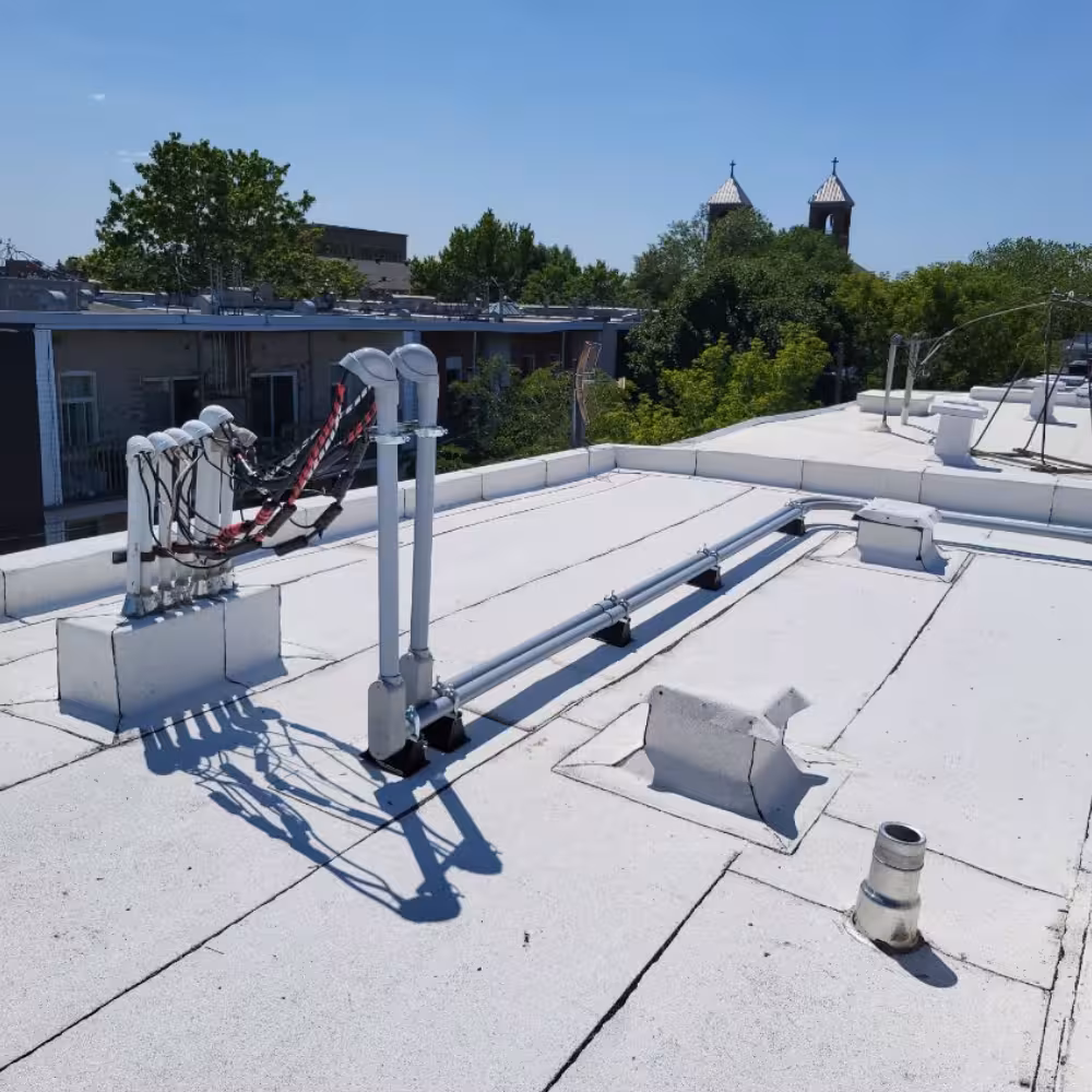 Installation électrique sous toit plat avec protection étanche