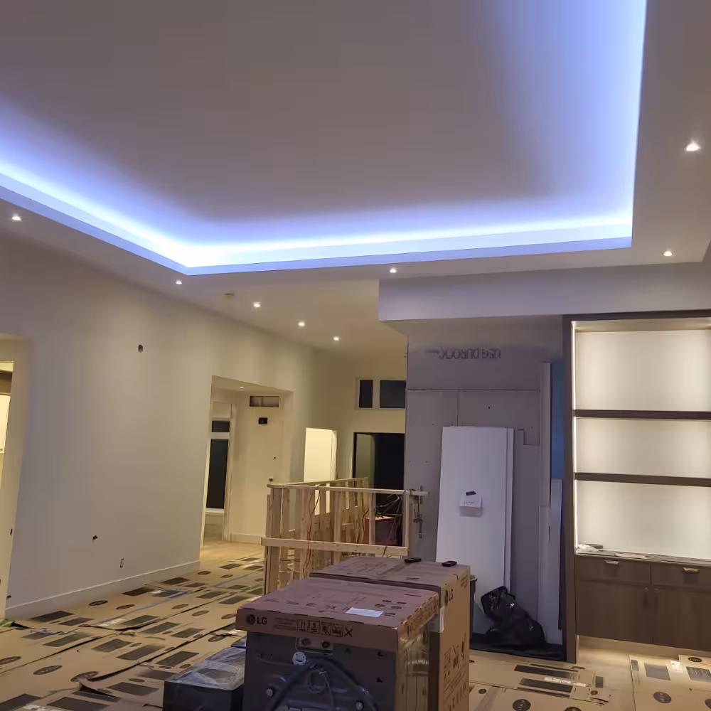 Luminaires encastrés LED installés au plafond